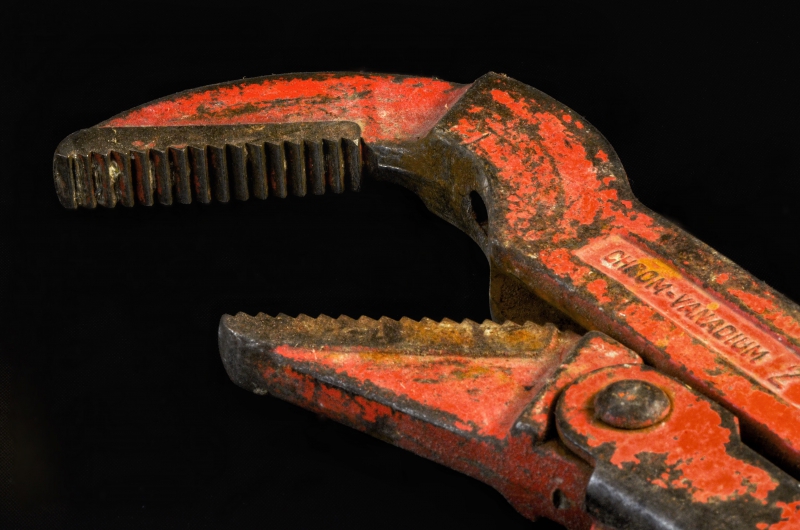 plombier-NEOULES-min_pipe-wrench-318084